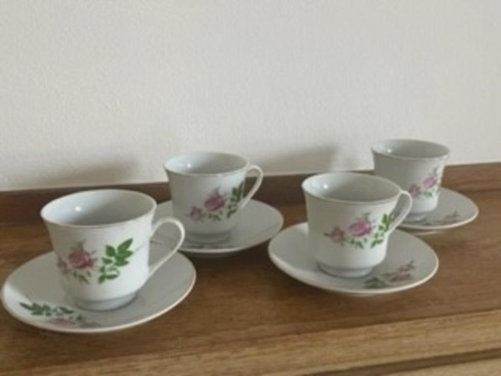 4 mokka- koffiekopjes met bloemmotief  Nieuw, Huis en Inrichting, Ophalen, Nieuw