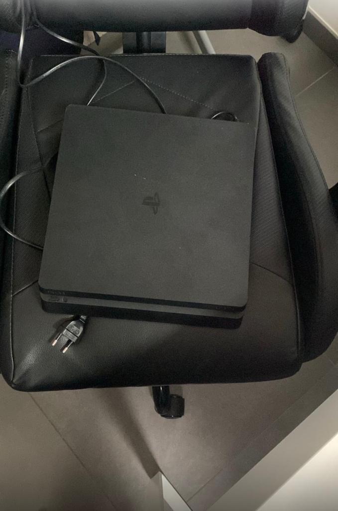Ps4 , 2 manettes et 7 jeux cd le tout en très bonne état, Comme neuf, Enlèvement, Avec 2 manettes, Avec jeux