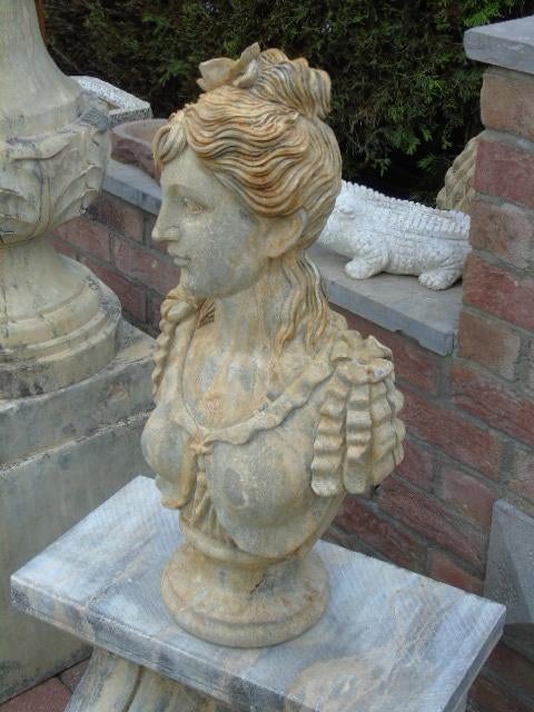 Buste van een elegante vrouw in geslepen blauwe steen, Ophalen, Nieuw