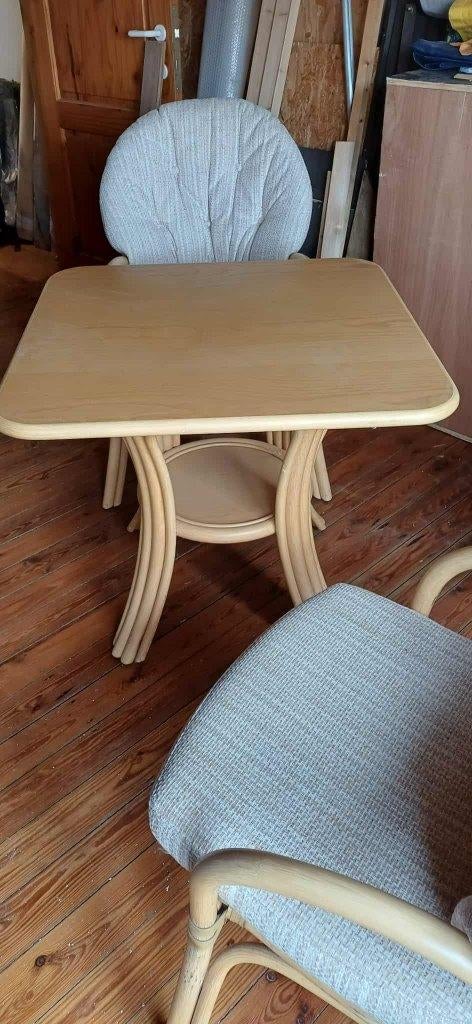 Stoelen en tafeltje, Huis en Inrichting, Stoelen, Ophalen, Gebruikt, Twee, Grijs