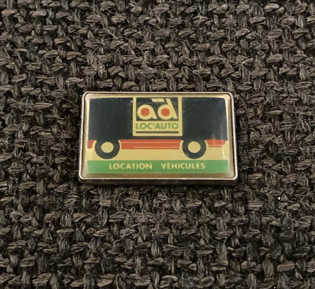PIN - AD - LOCATION VEHICULES - AUTOMOBILE, Envoi, Utilisé, Transport, Insigne ou Pin's
