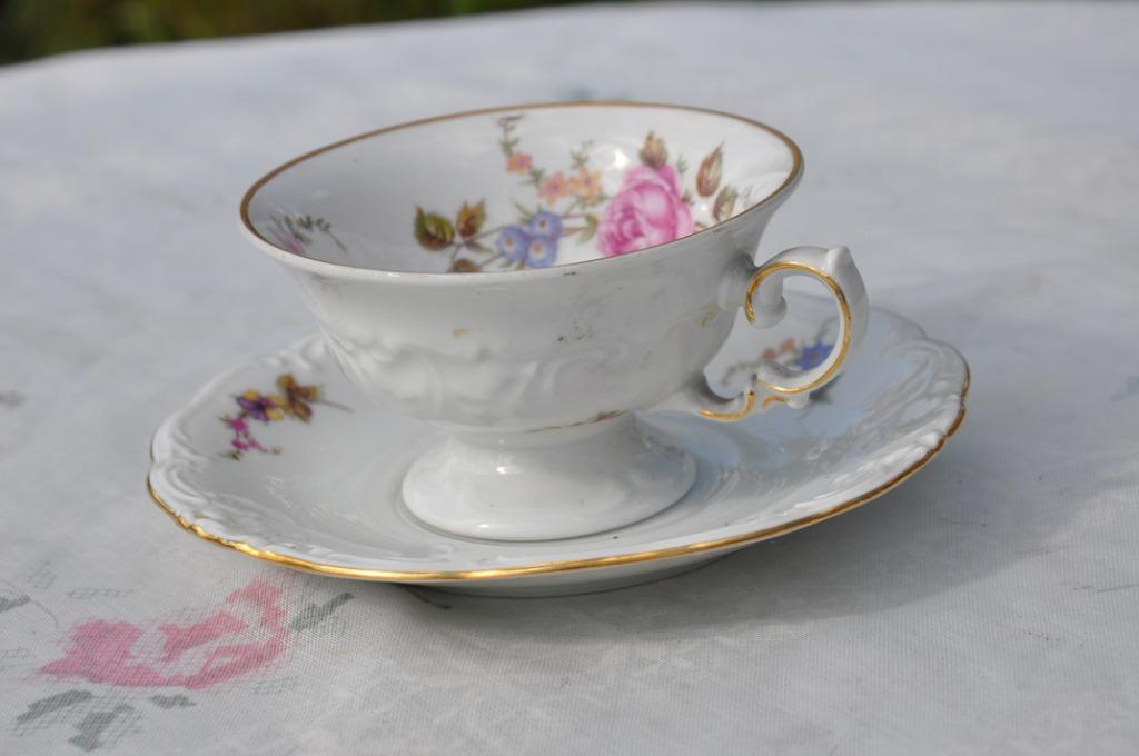 tasse avec sous tasse collection en porcelaine walbrgych (2), Collections, Enlèvement ou Envoi, Comme neuf, Porcelaine, Tasse et/ou soucoupe