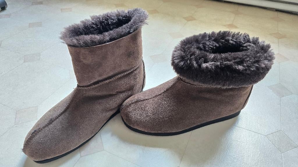 Chaussons / Bottines en daim – T. 39/40 (neuf), Enlèvement ou Envoi, Comme neuf, Brun, Pantoufles