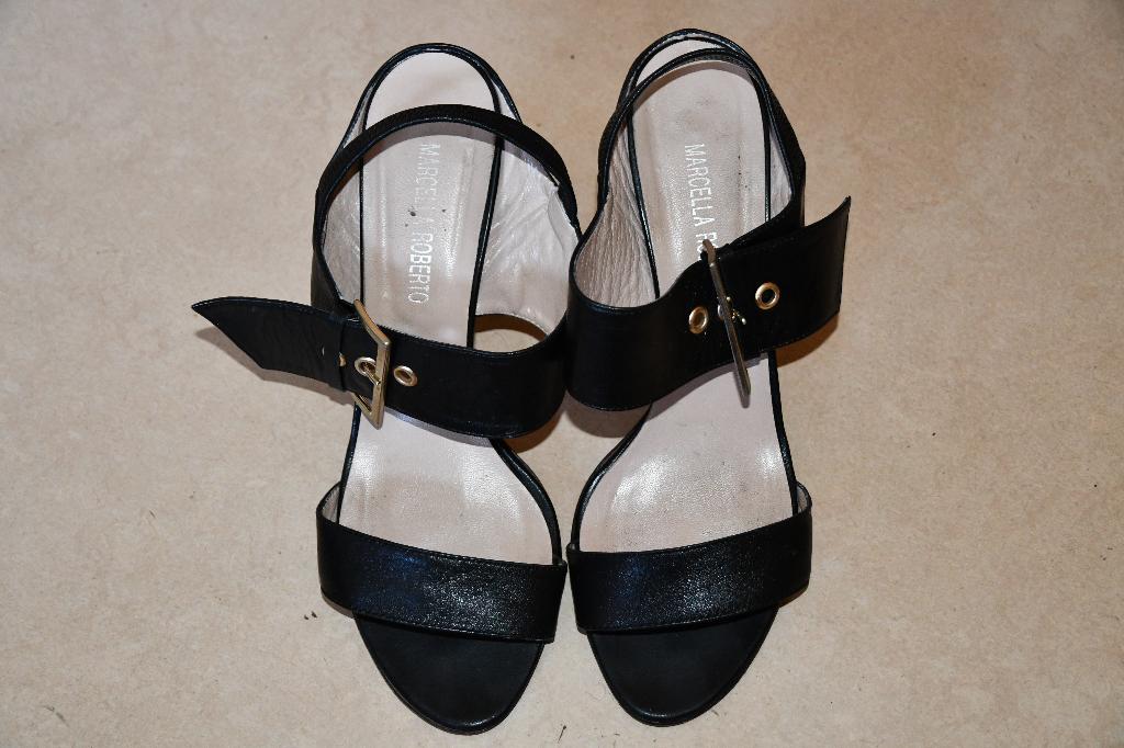 Zwarte sandalen met grote gesp - maat 44 - hak 10 cm, Zwart, Zo goed als nieuw, Marcella Roberto, Sandalen of Muiltjes