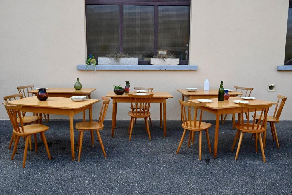 Ensemble de 5 tables bistrot en bois vintage années 50, Quatre personnes, Vintage, 100 à 150 cm, Enlèvement