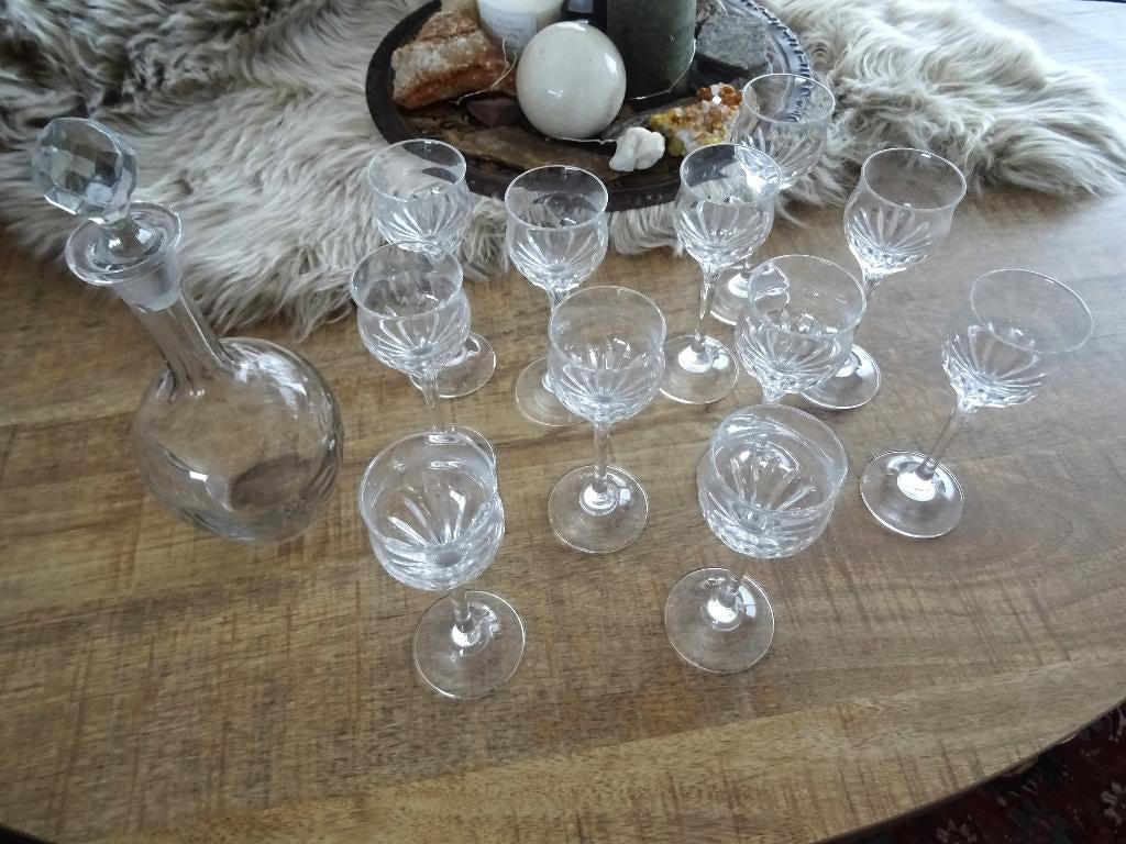 Verres à liqueur en cristal ciselé, et carafe, Antiquités & Art, Enlèvement ou Envoi