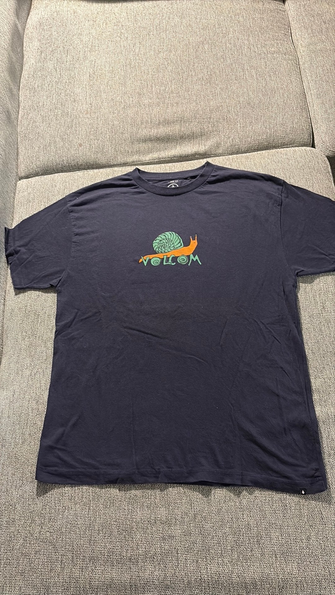 t-shirt Volcom violet foncé en excellent état, Envoi, Comme neuf, Taille 48/50 (M), Violet