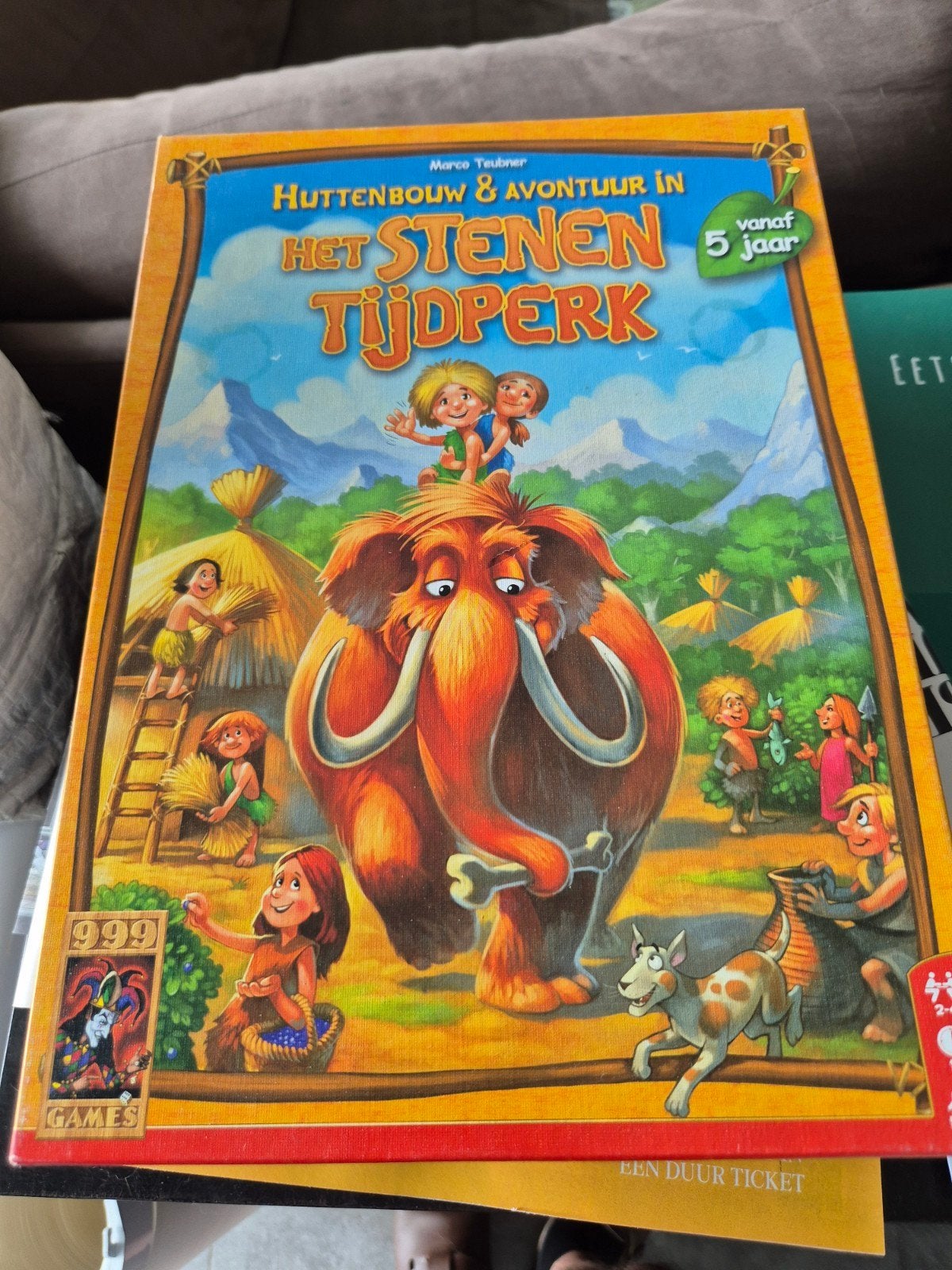 Spel huttenbouw en avontuur in het stenen tijdperk, Drie of vier spelers, Ophalen of Verzenden, Zo goed als nieuw, 999 Games