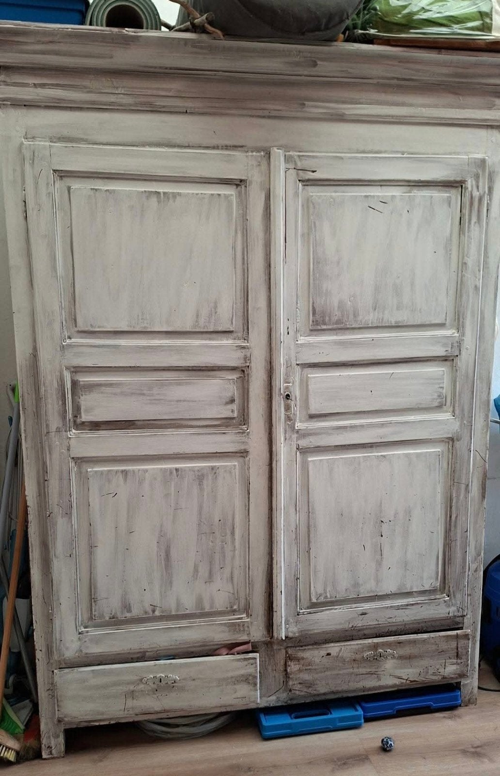 Whitewashed opbergkast, Ophalen