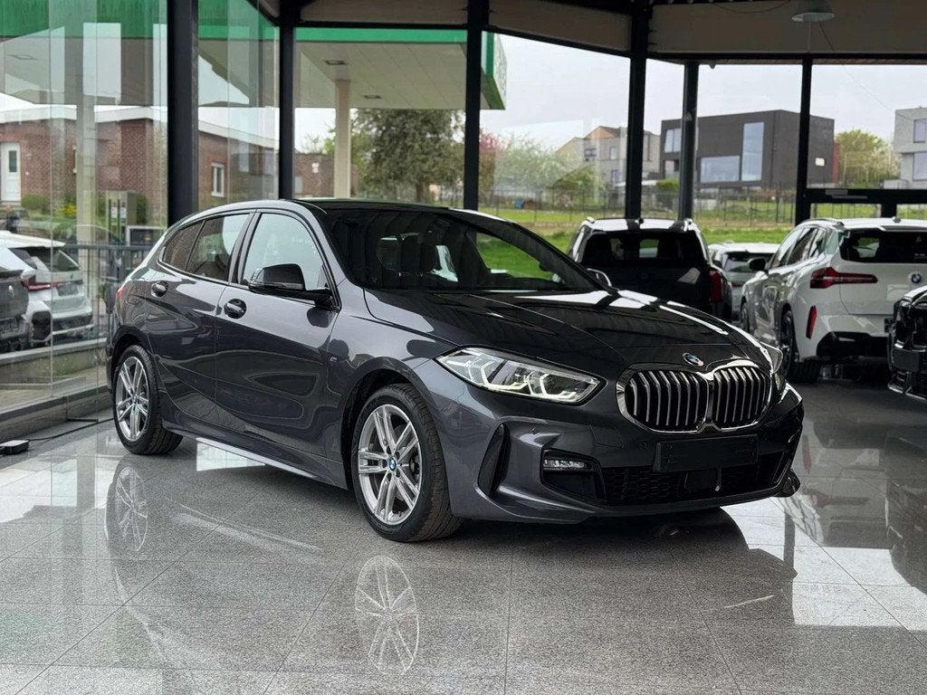 BMW 1 Serie 118 iA M Sport / PDC / NAVI / CARPLAY / COCKPIT, Auto's, BMW, Automaat, 1 Reeks, Gebruikt, Bedrijf