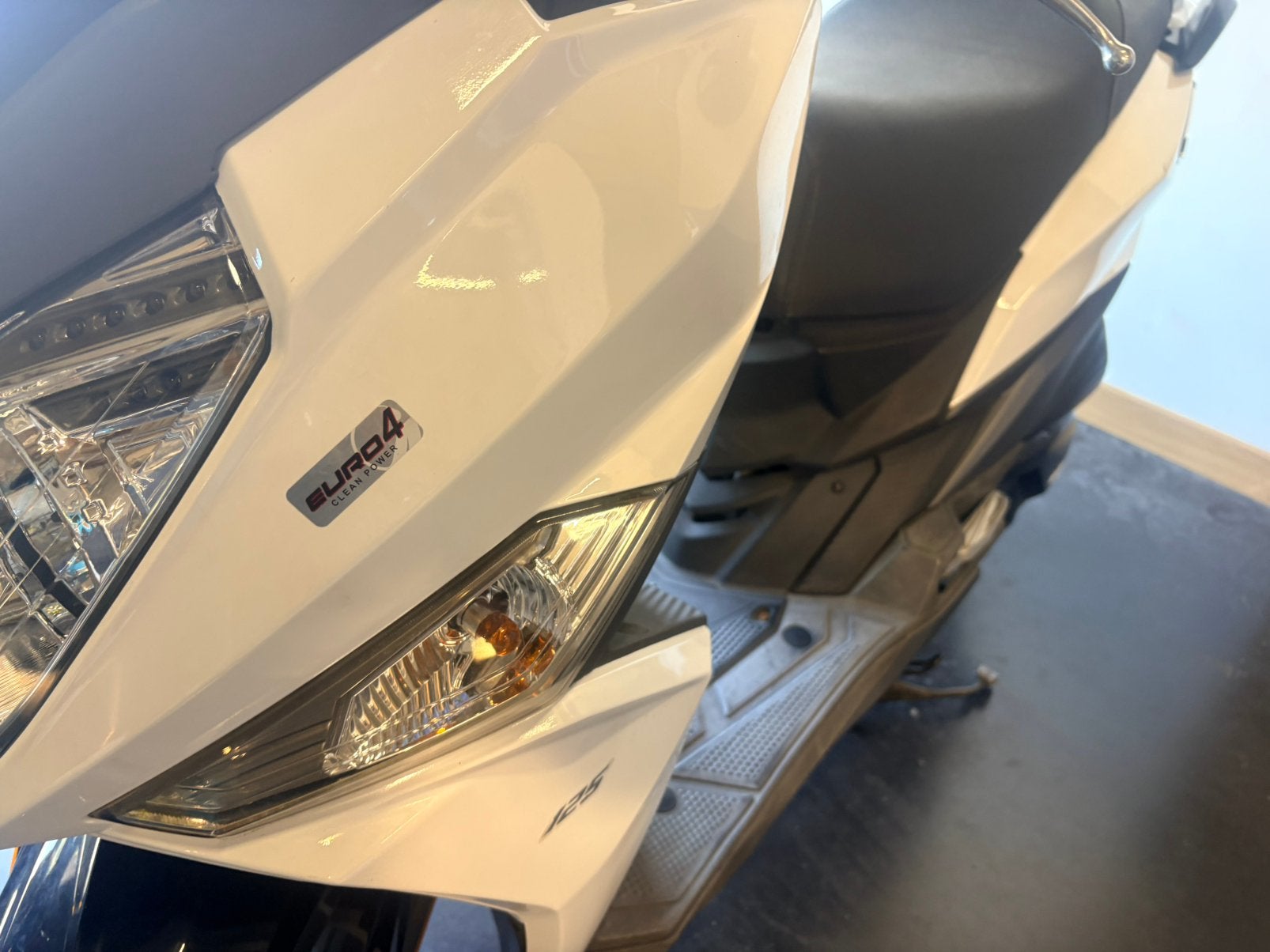 Tal van 2de hands scooters in onze showroom, Fietsen en Brommers, Ophalen, Mako scoot en fietsen, Makoscootenfietsen@deinkom.be