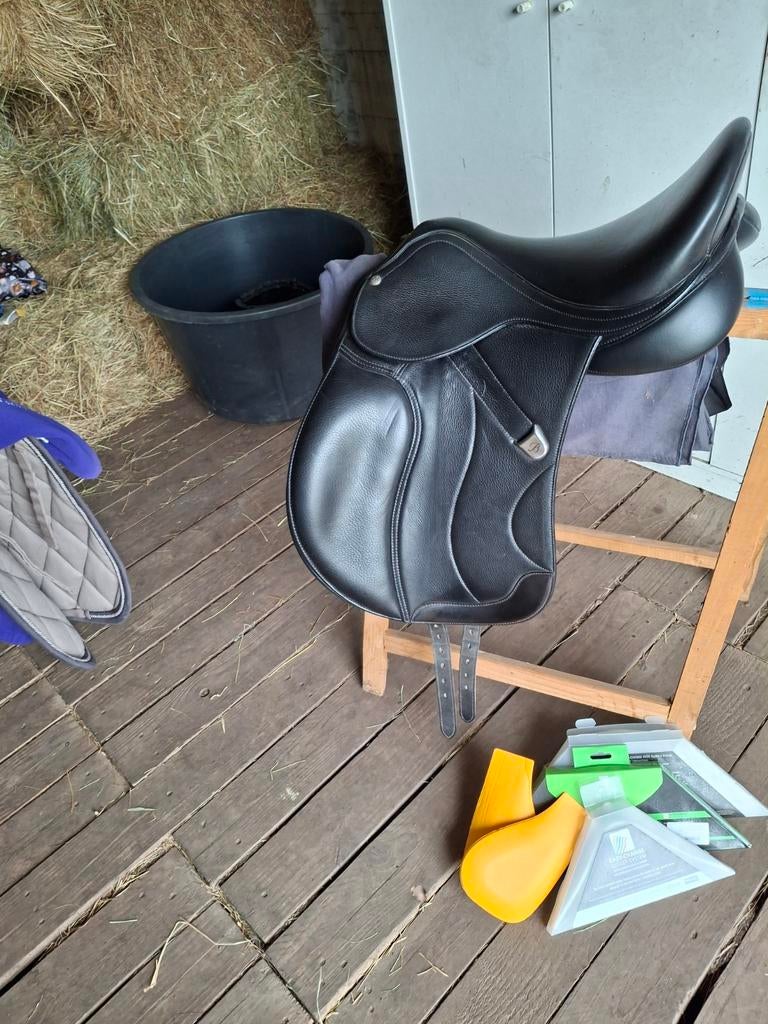 Veelzijdigheidszadel Bates wide (17inch), Dieren en Toebehoren, Ophalen, Gebruikt, Overige soorten