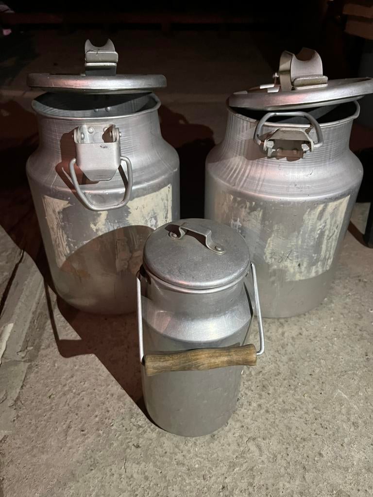 Set van 3 aluminium melkbussen, Ophalen