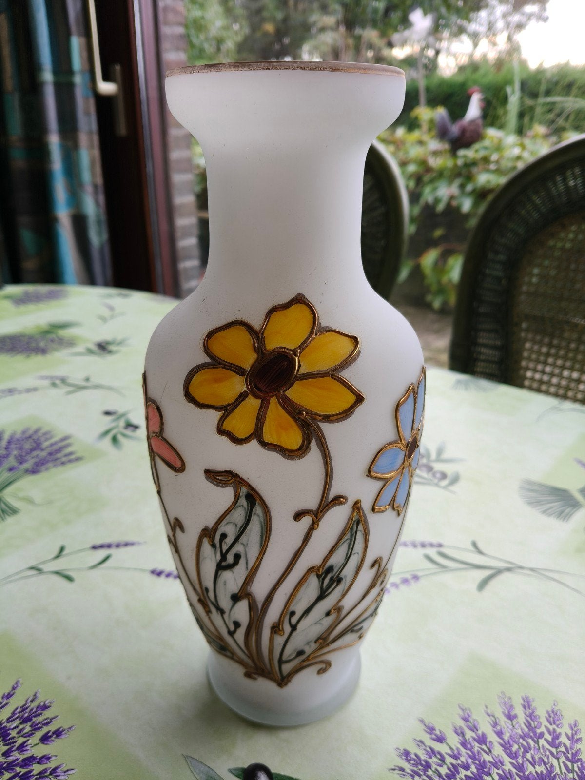 Vintage handgeschilderd opaline of melkglas vaas in, Antiek en Kunst, Ophalen