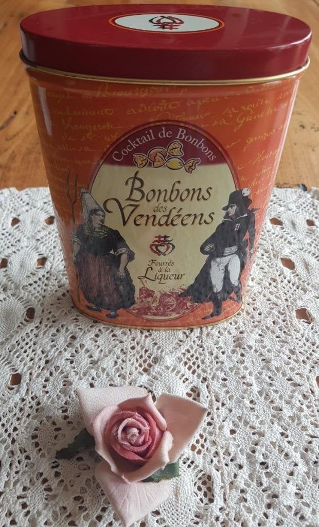 Frans bonbon blik,Vendée,  antieke kledij ,heilig hart, Verzamelen, Ophalen of Verzenden, Gebruikt, Overige, Overige merken