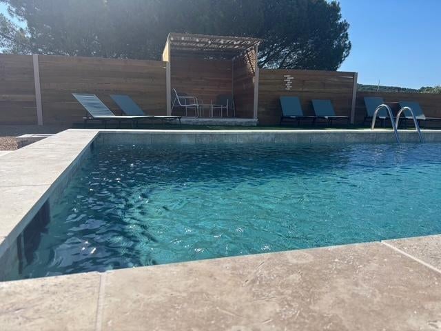 Last minute zwembad in de Provence, Eigenaar