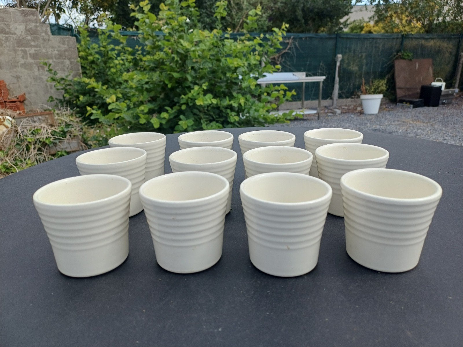 12 mooie witte sierpotjes voor bloemen, plantjes of kaarsjes, Moins de 25 cm, Comme neuf, Enlèvement, Intérieur