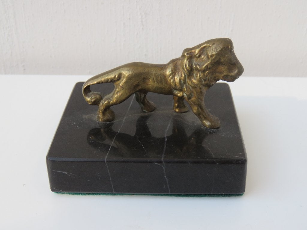 Lion vintage en laiton sur une base en marbre, Enlèvement ou Envoi