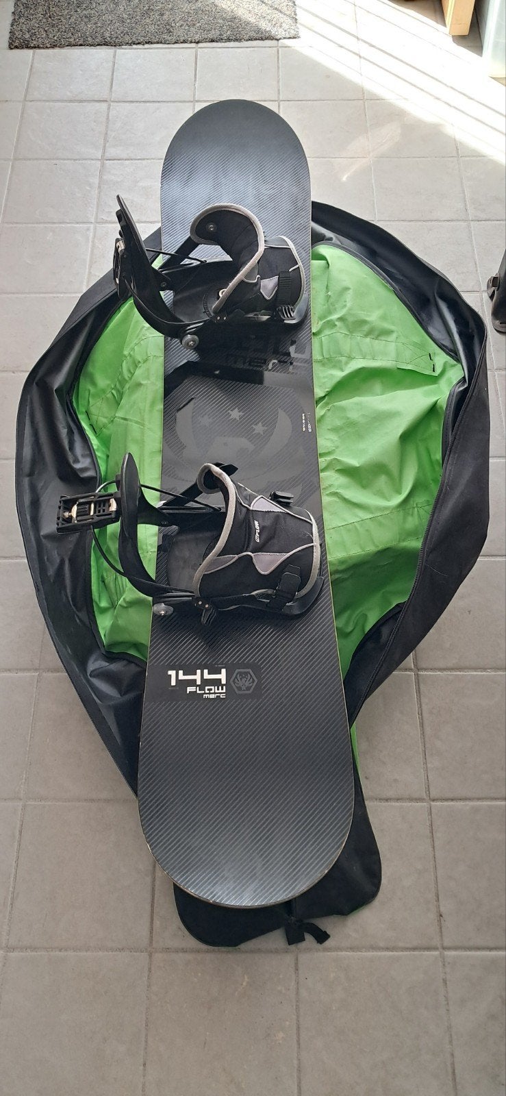Snowboard set: board met bindingen, opbergtas en boots, Enlèvement, Utilisé, Planche