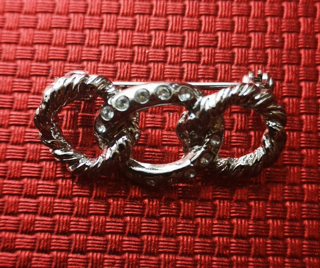 Zilverkleurige broche 3 cm, Ophalen of Verzenden