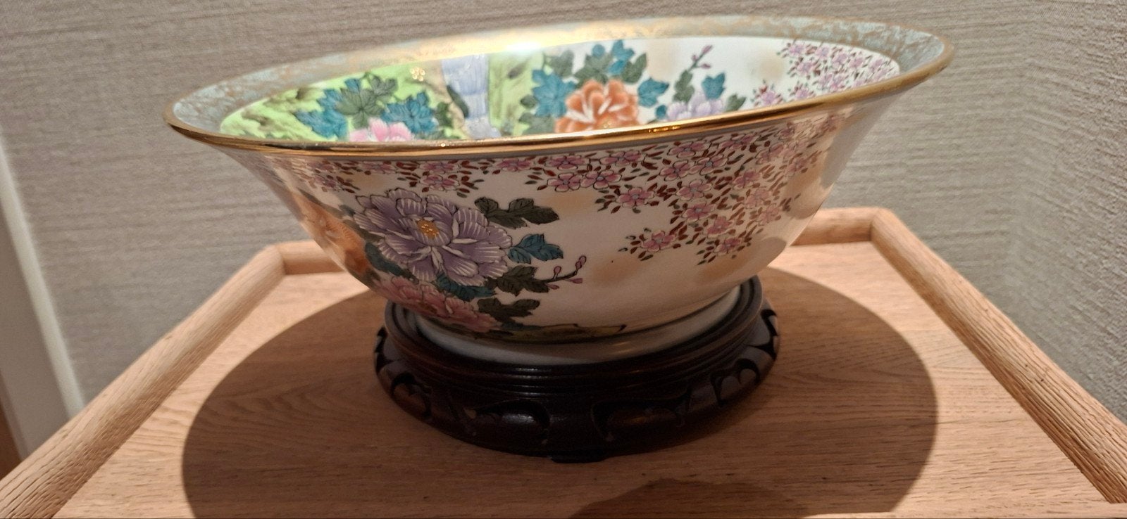 Mooie chinese handgeschilderde kom met sokkel., Antiek en Kunst, Ophalen