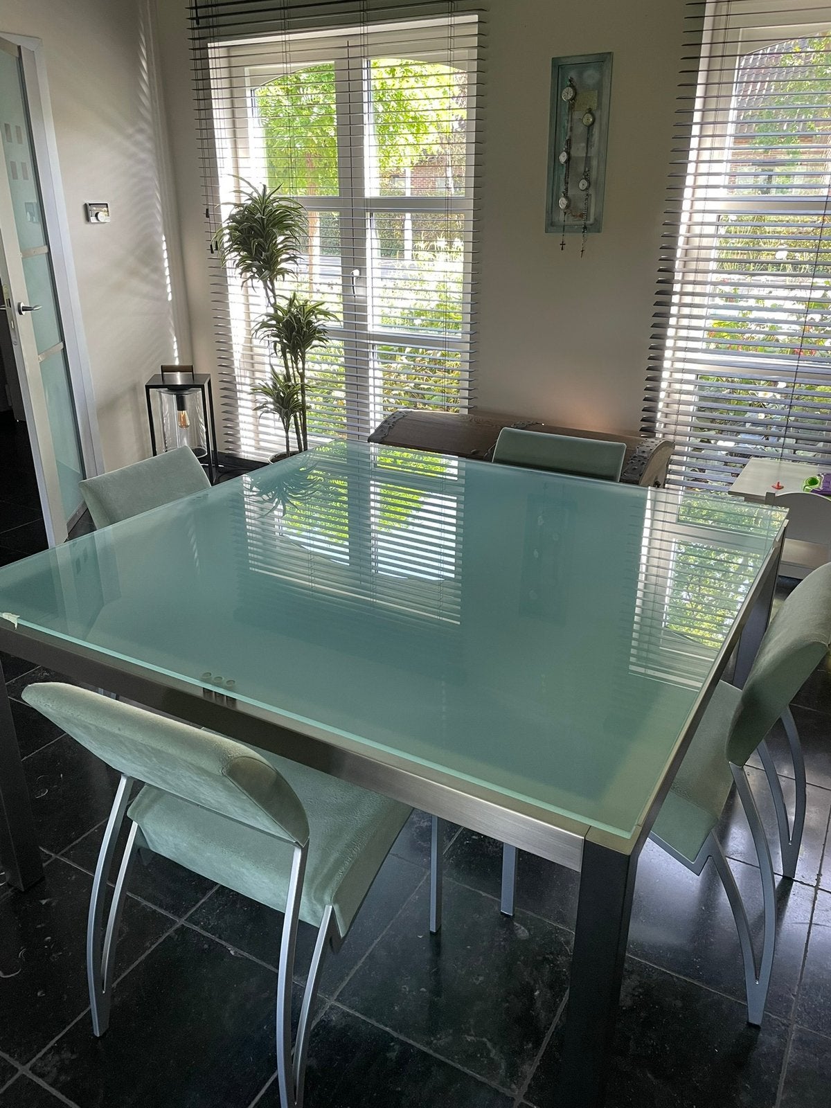 Tafel met glazen blad 1.40x1.40+4stoelen ( stof beschadigd), Ophalen, Gebruikt, Vierkant, Vijf personen of meer