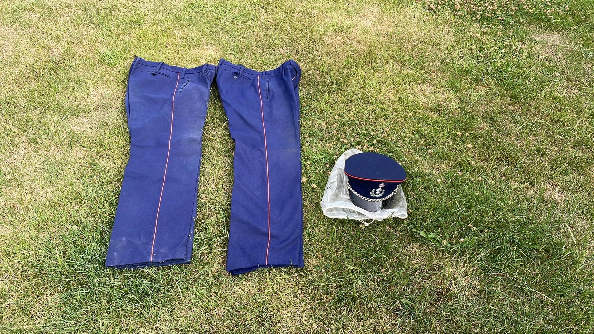 Lot de deux pantalons et képi gendarmerie belge police, Enlèvement ou Envoi, Gendarmerie, Casque ou Béret