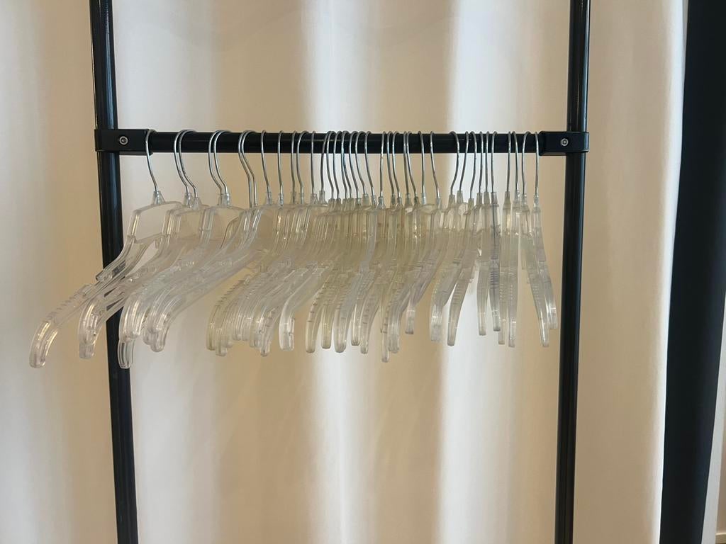 37 witte doorzichtige kleerhangers, Ophalen, Gebruikt