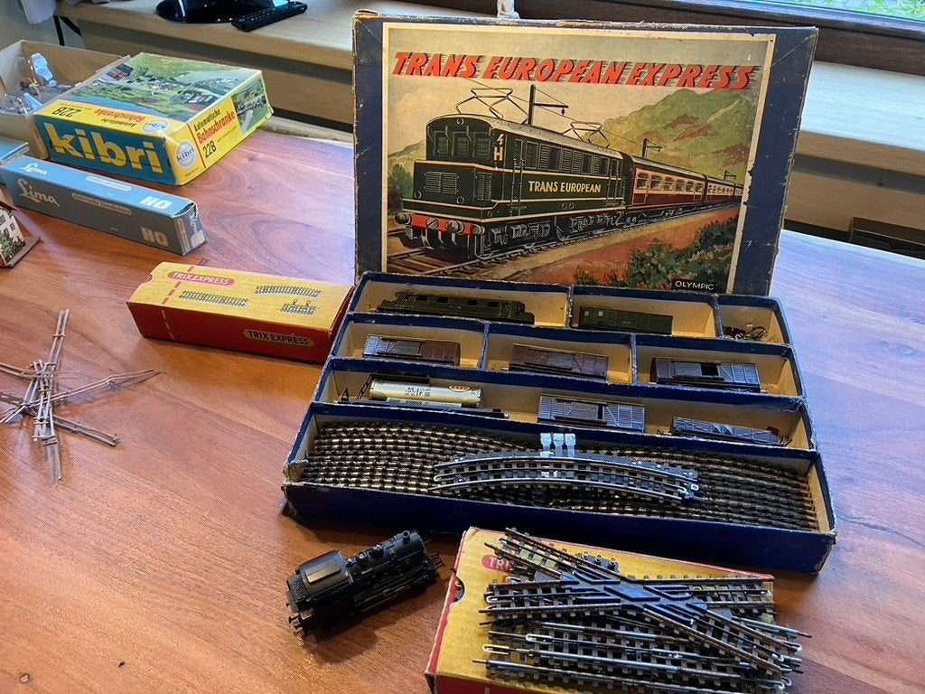 Modeltrein Trix Express met enkele huisjes, Ophalen, Gelijkstroom, Trix, Analoog