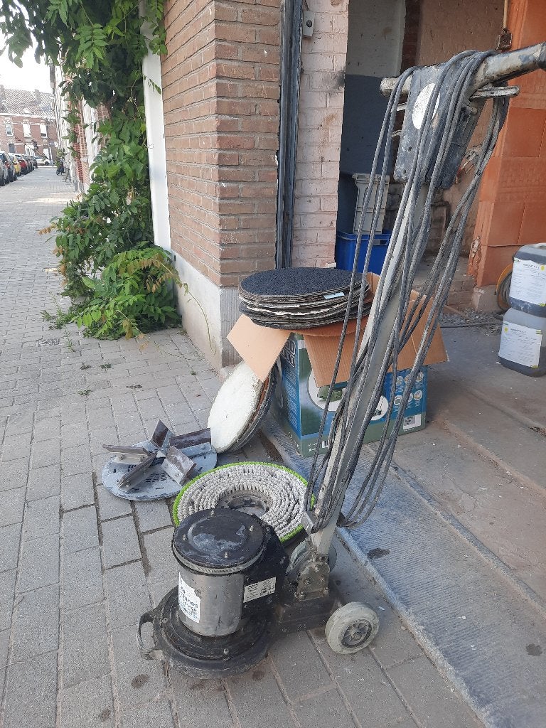 schuurmachine met veel schijven om te polieren, schuren, Ophalen, Gebruikt