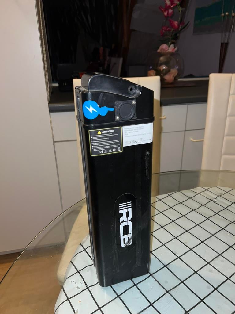 BATTERIE 36V 12AH avec chargeur est DEUX CLÉ, Enlèvement ou Envoi, Comme neuf
