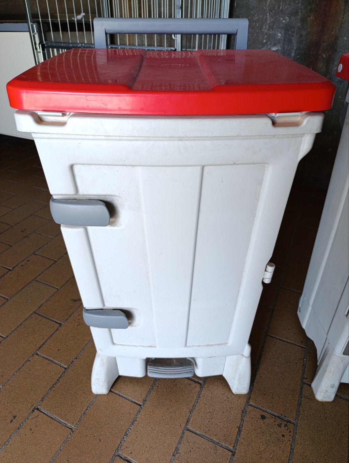 5 Vuilbak/kledingbak 100 liter met pedaal,  €20 per stuk, Ophalen, Kunststof, Met pedaal, 40 liter of meer