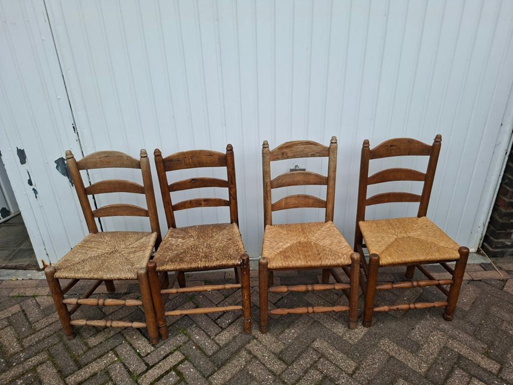 4 chaises anciennes avec sièges en osier, Enlèvement