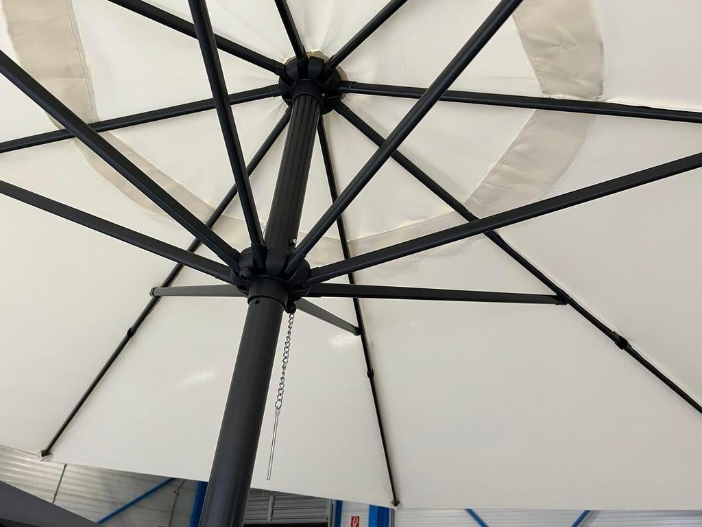 Grote ronde horeca parasol bijna 4 mtr in ecru nieuw, Tuin en Terras, Ophalen of Verzenden