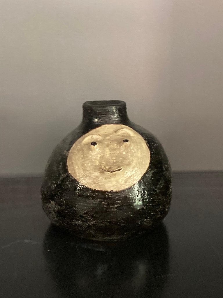 Ambachtelijke bolvormige vaas met uniek gezicht, Antiek en Kunst, Antiek | Keramiek en Aardewerk, Ophalen of Verzenden