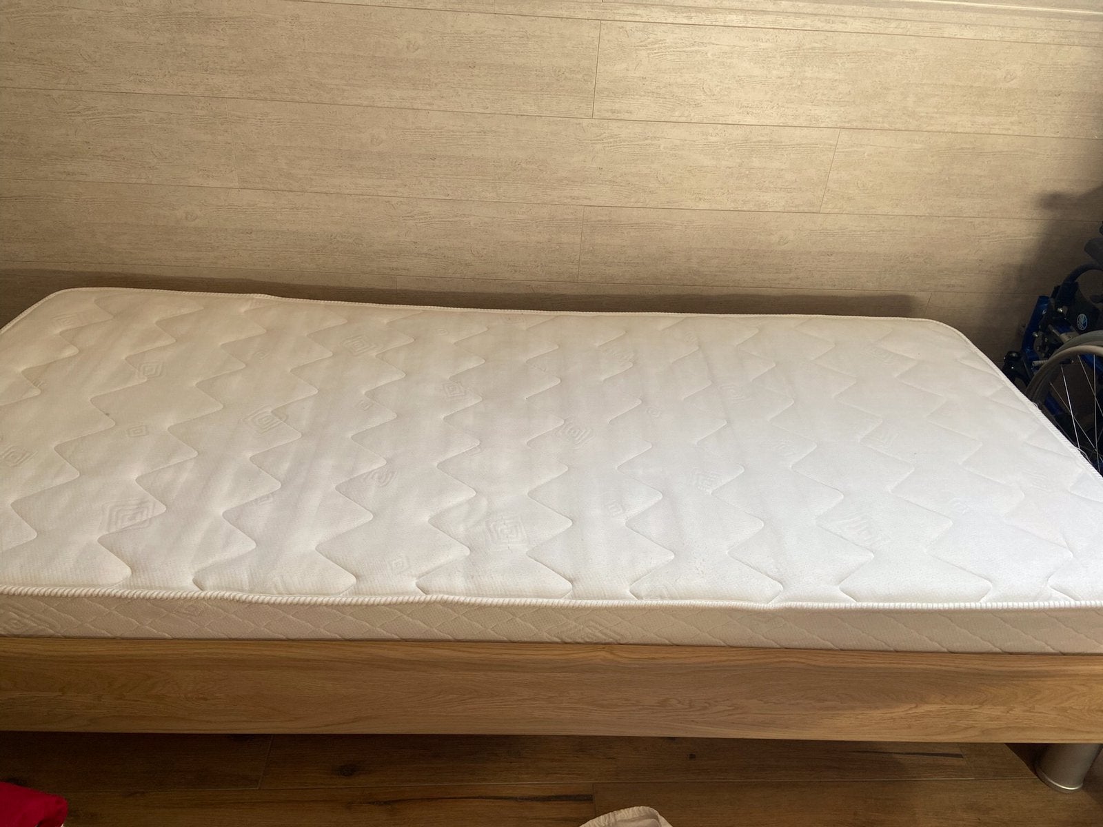 1 persoonsbed met lattenbak en matras, Ophalen, Gebruikt, Eenpersoons