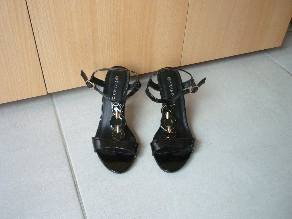 Zwarte hakken schoenen zwarte cirkels Maat 36-37, Enlèvement ou Envoi