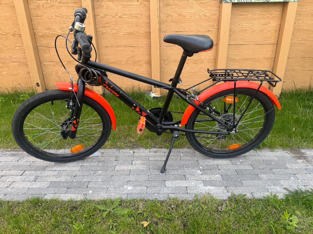 Kinderfiets B-twin met achterdrager, 20 inch of meer, Velgrem, Ophalen of Verzenden, Zo goed als nieuw