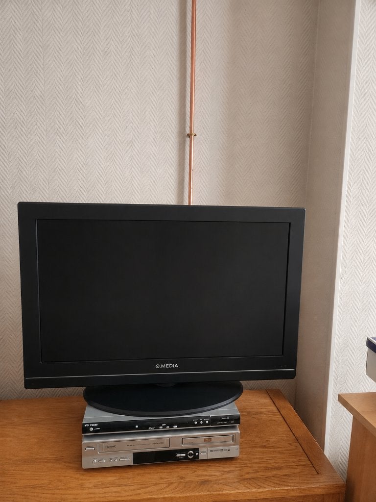 Télévision Q.MEDIA 32 pouces Full HD très peu utilisée., Autres marques, LCD, Enlèvement, 80 à 100 cm