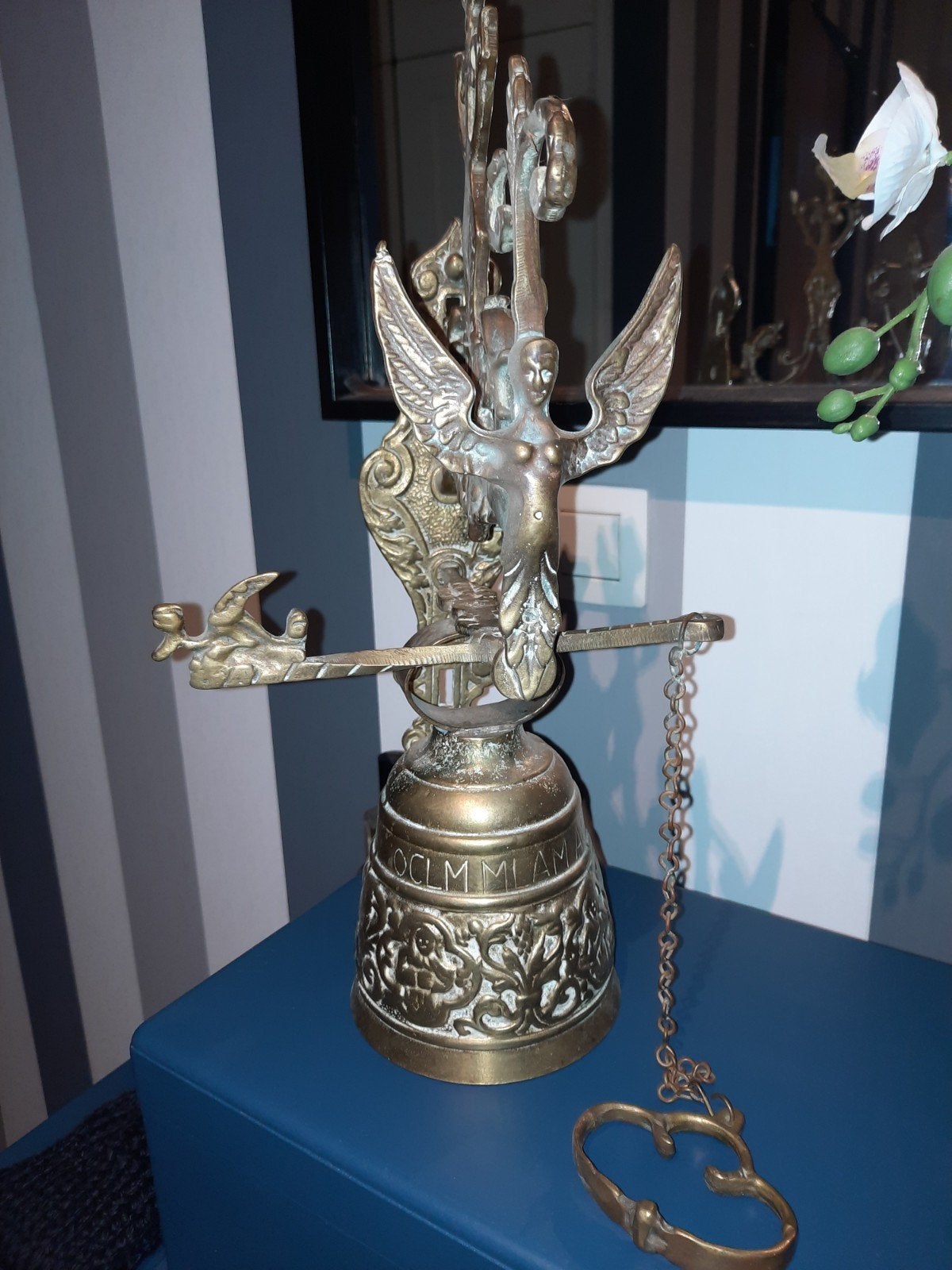 Antieke bronzen kloosterbel, Ophalen