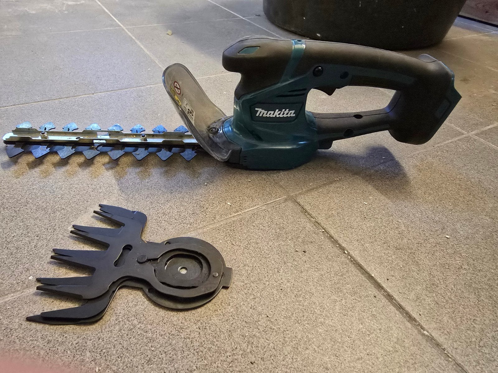 Makita buxusschaar, Ophalen, Accu