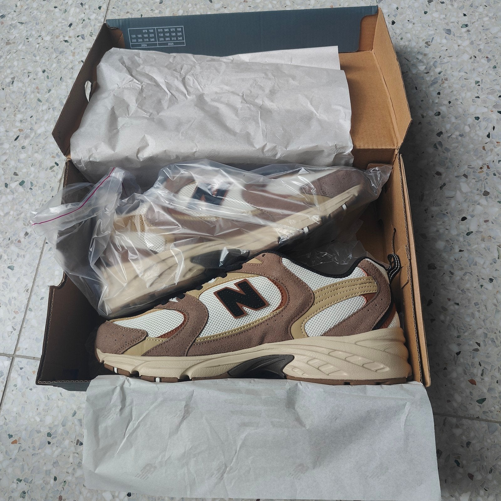 New Balance MR 530 Dark Mushroom schoenen, Ophalen of Verzenden