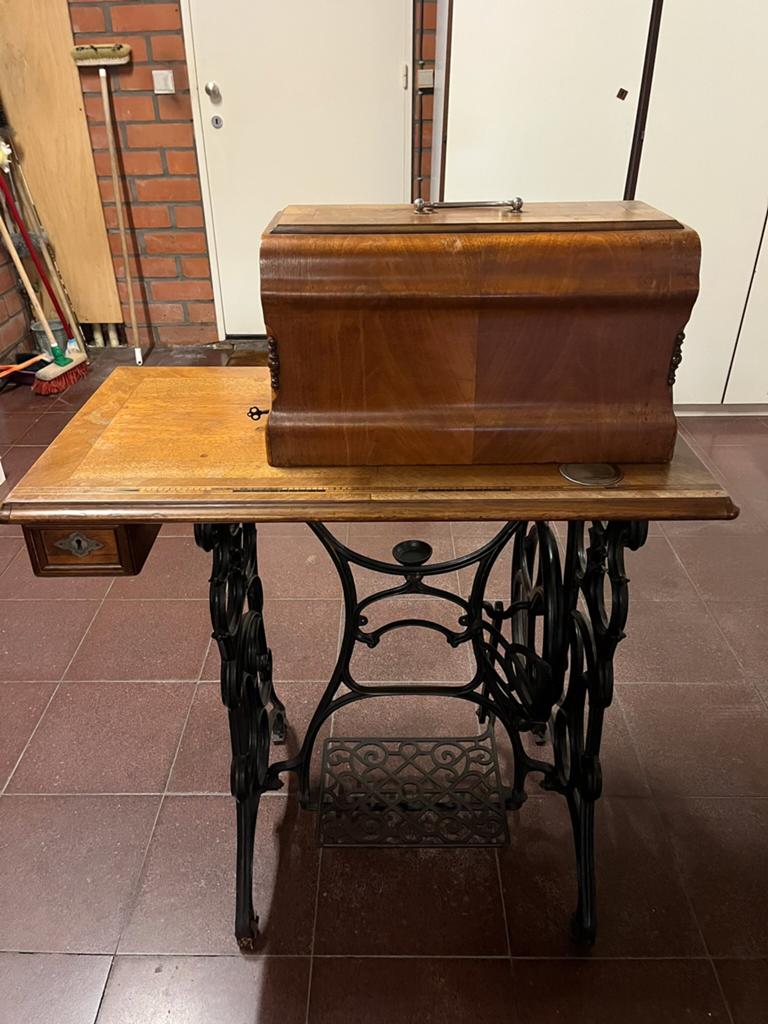 Oude mechanische naaimachine D.R.G.M., Ophalen
