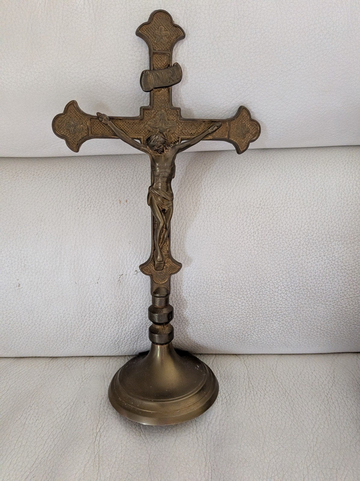 Crucifix/croix d'autel sur pied en laiton antique — Moulée (, Antiquités & Art, Enlèvement