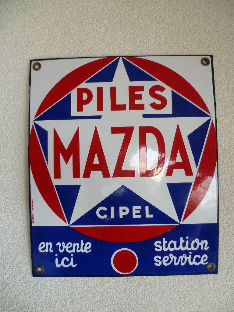PLAQUE EN ÉMAIL « PILES MAZDA EN VENTE ICI » DES ANNÉES 60,, Enlèvement ou Envoi, Comme neuf, Panneau publicitaire