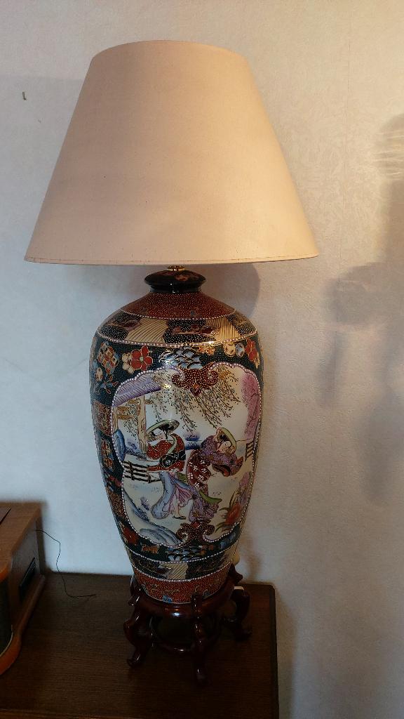 Chinese vaas met lampadair, Ophalen