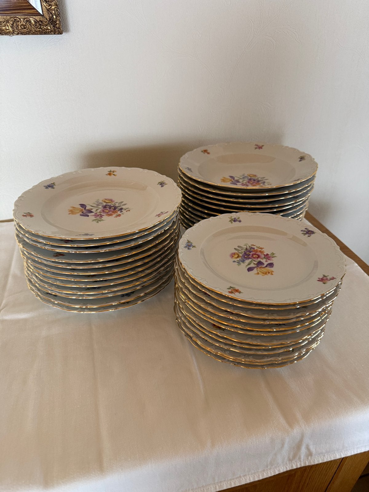 Service de table avec décor floral et bord doré, Ophalen