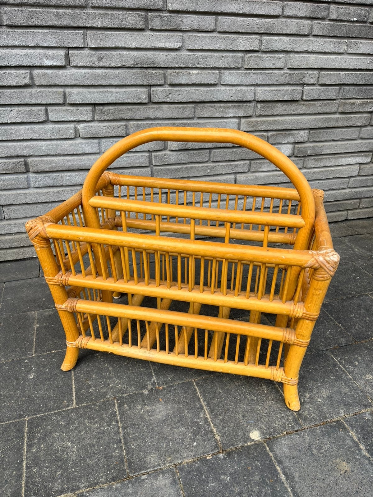 Vintage rotan bamboe krantenhouder, Autres matériaux, Avec poignée, Enlèvement, Range-revues