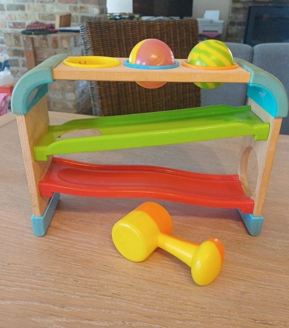 Joli jouet cool et amusant, avec une balle à frapper, un tob, Enfants & Bébés, Enlèvement ou Envoi, Comme neuf