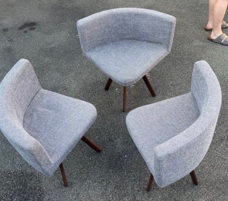 Table ronde avec trois chaises modernes, Enlèvement ou Envoi, Comme neuf, Trois